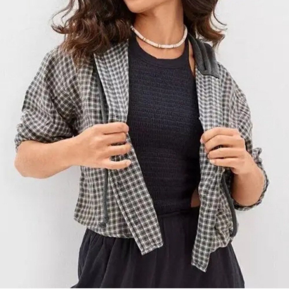 American Eagle Cropped HoodedFlannel Shirt Gray White Plaid Size M